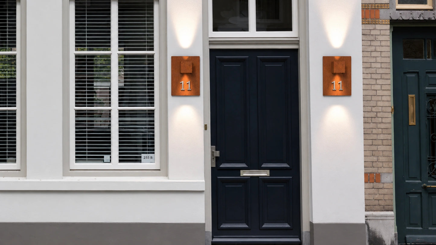 Cortenstaal wandlamp met huisnummer sfeer