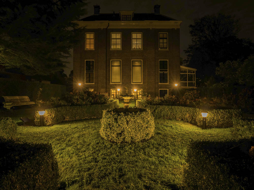 Vooraanzicht tuin met Iplux Oslo Solar tuinverlichting