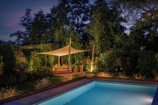 sfeerverlichting bij zwembad