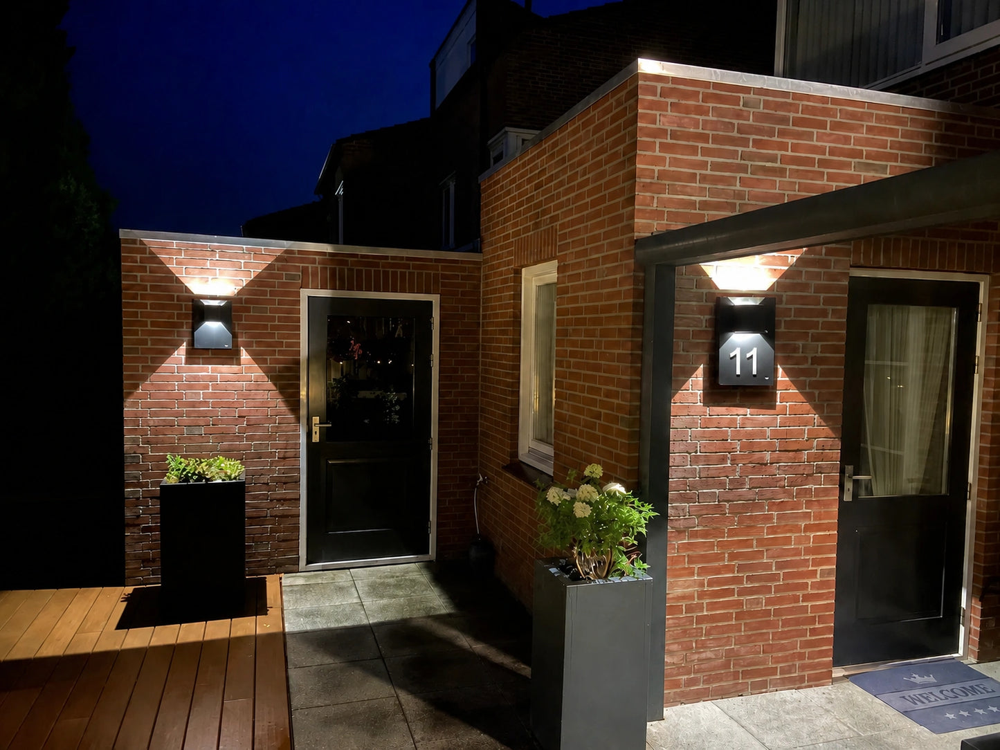Aluminium wandlamp met huisnummer sfeer