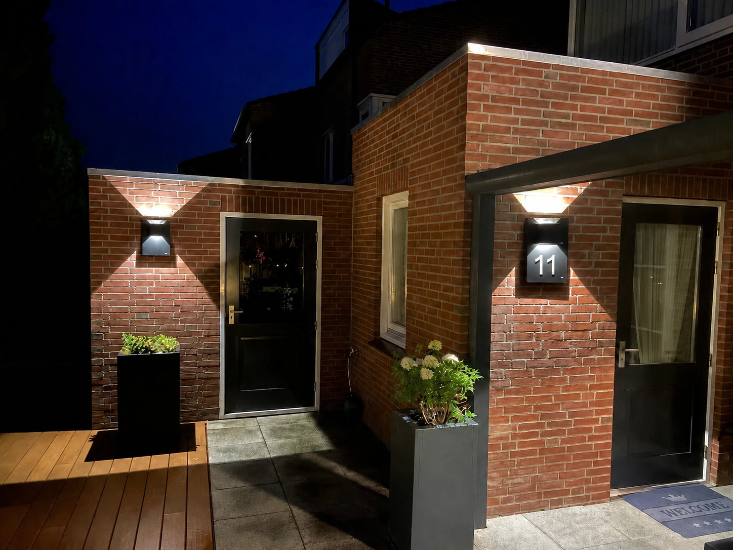 Aluminium wandlamp met huisnummer sfeer