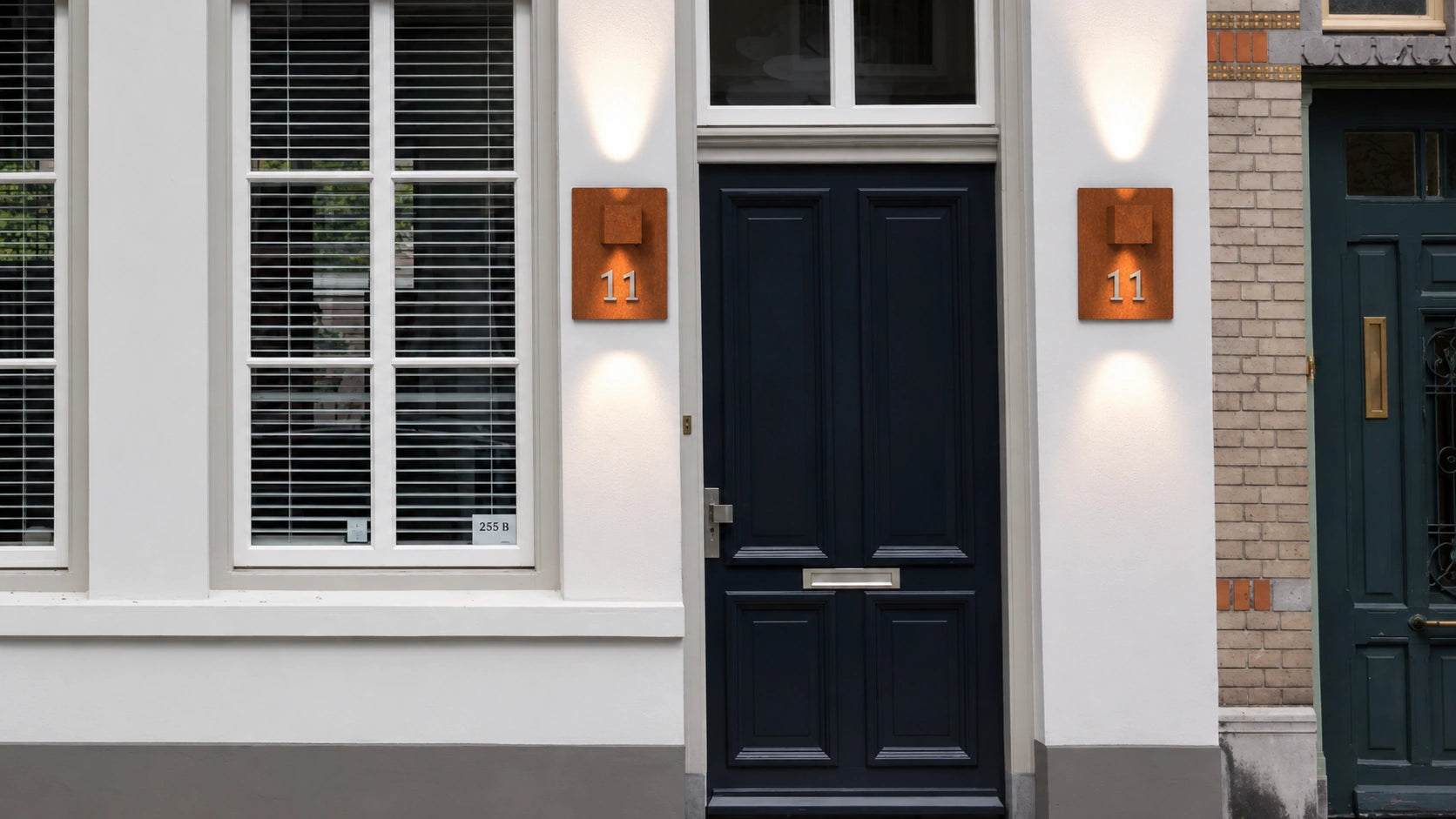 Cortenstaal wandlamp met huisnummer sfeer