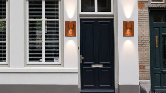 Cortenstaal wandlamp met huisnummer sfeer