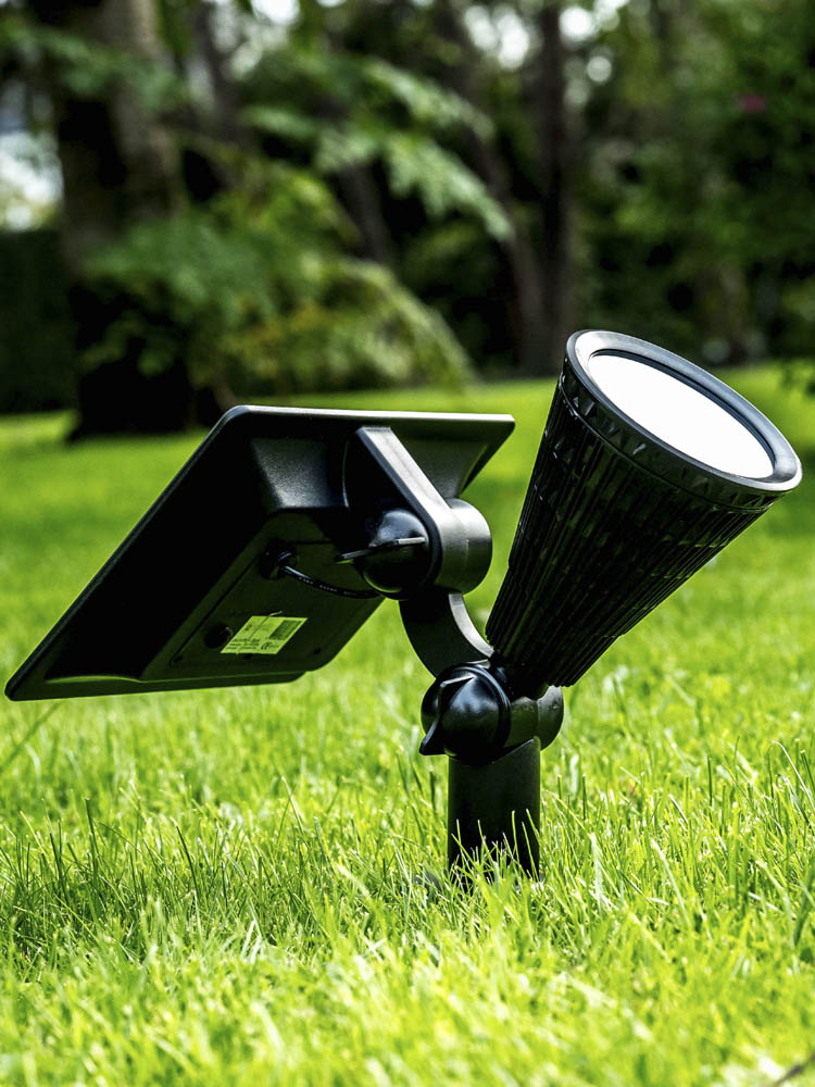 Iplux Solar Led Tuinspot zonne energie sfeerimpressie 2