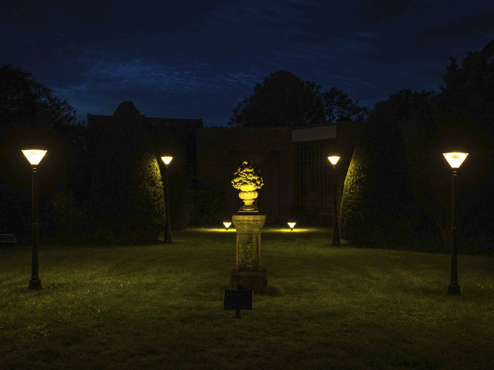 Sfeerimpressie verlichte tuin Iplux solar lantaarns op zonne energie